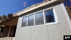 2015年4月12日利比亚首都的黎波里: 韩国使馆岗亭上的弹痕