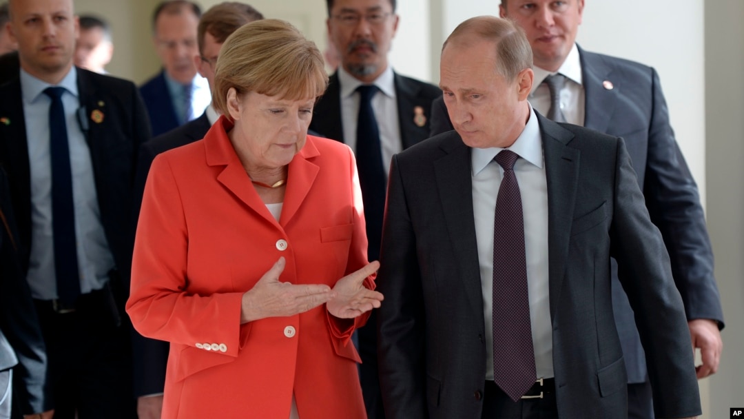 Presiden Rusia Vladimir Putin (kanan) mengadakan pembicaraan dengan Kanselir Jerman Angela Merkel soal Ukraina di Milan (foto: dok).