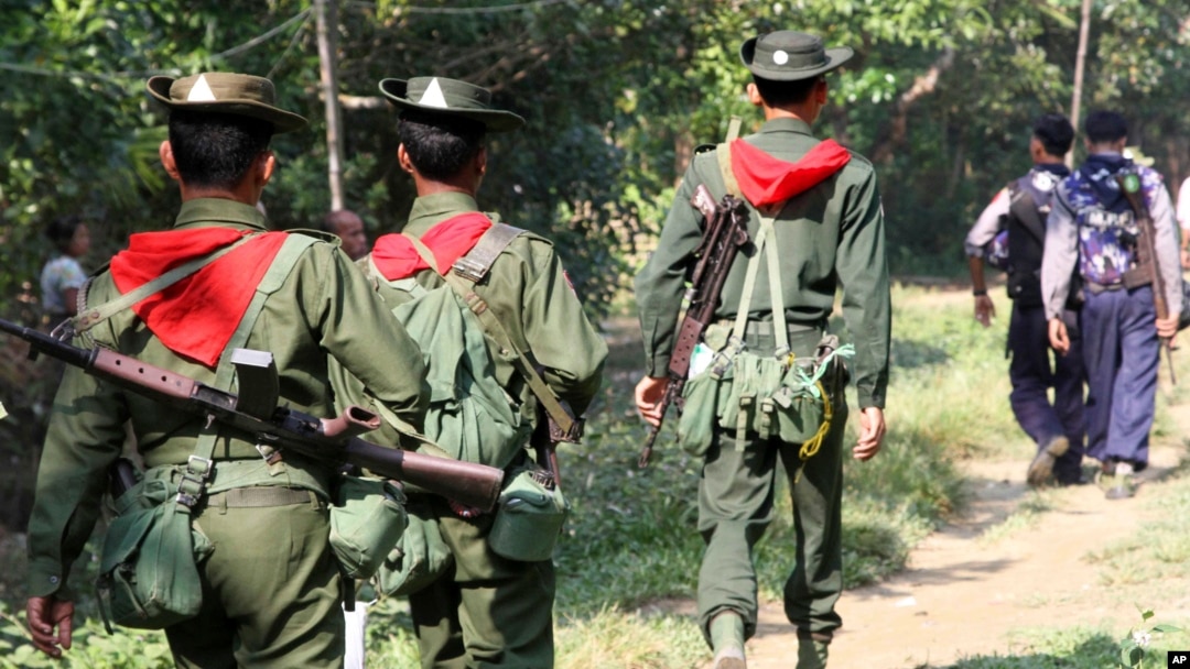 Tentara Myanmar melakukan patroli di Sittwe, negara bagian Rakhine di mana terjadi pembantaian terhadap etnis minoritas muslim Rohingya oleh militer (foto: ilustrasi). 