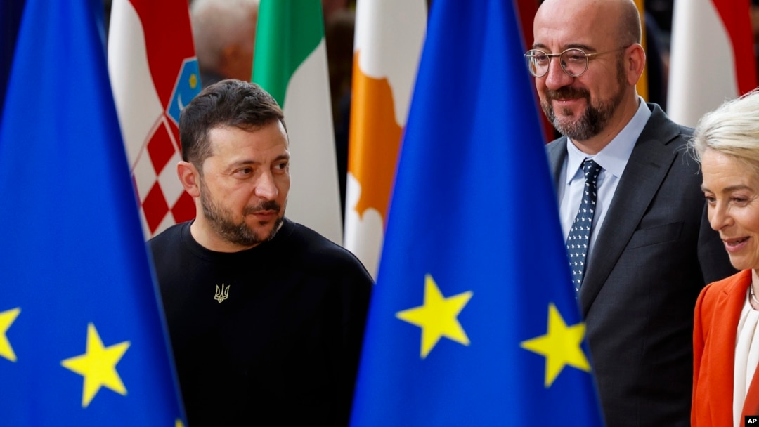 Ukrajinski predsednik Volodimir Zelenski, predsednica Evropske komisije Ursula fon der Lajen i predsednik Evropskog saveta Šarl Mišel dolaze na grupno fotografisanje tokom samita EU u Briselu, 17. oktobra. 2024.