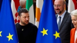 Ukrajinski predsjednik Volodimir Zelenski, predsjednica Evropske komisije Ursula von der Leyen i predsednik Evropskog saveta Charles Michel dolaze na grupno fotografisanje tokom samita EU u Briselu, 17. oktobra. 2024.