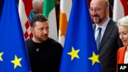 Ukrajinski predsjednik Volodimir Zelenski, predsjednica Evropske komisije Ursula von der Leyen i predsednik Evropskog saveta Charles Michel dolaze na grupno fotografisanje tokom samita EU u Briselu, 17. oktobra. 2024.