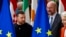 ប្រធានាធិបតី​អ៊ុយក្រែន លោក Volodymyr Zelenskyy (ឆ្វេង) និង​ថ្នាក់​ដឹកនាំ​សហគមន៍​អឺរ៉ុប ថត​រូប​នៅ​ទី​ក្រុង​ព្រុចសែល​កាល​ពី​ថ្ងៃ​ទី​១៧ ខែ​តុលា ឆ្នាំ​២០២៤។