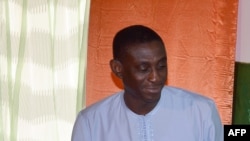 Omar Hamidou Tchiana avec le président du conseil d'administration d'Areva, Luc Oursel, Niamey, 26 mai 2014