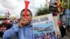 Un manifestante sostiene un cartel con un mensaje que dice en español; “Caben todos en el avión”, refiriéndose a los presos del gobierno del presidente Daniel Ortega que fueron liberados, despojados de su ciudadanía y trasladados a Estados Unidos. (Foto AP)