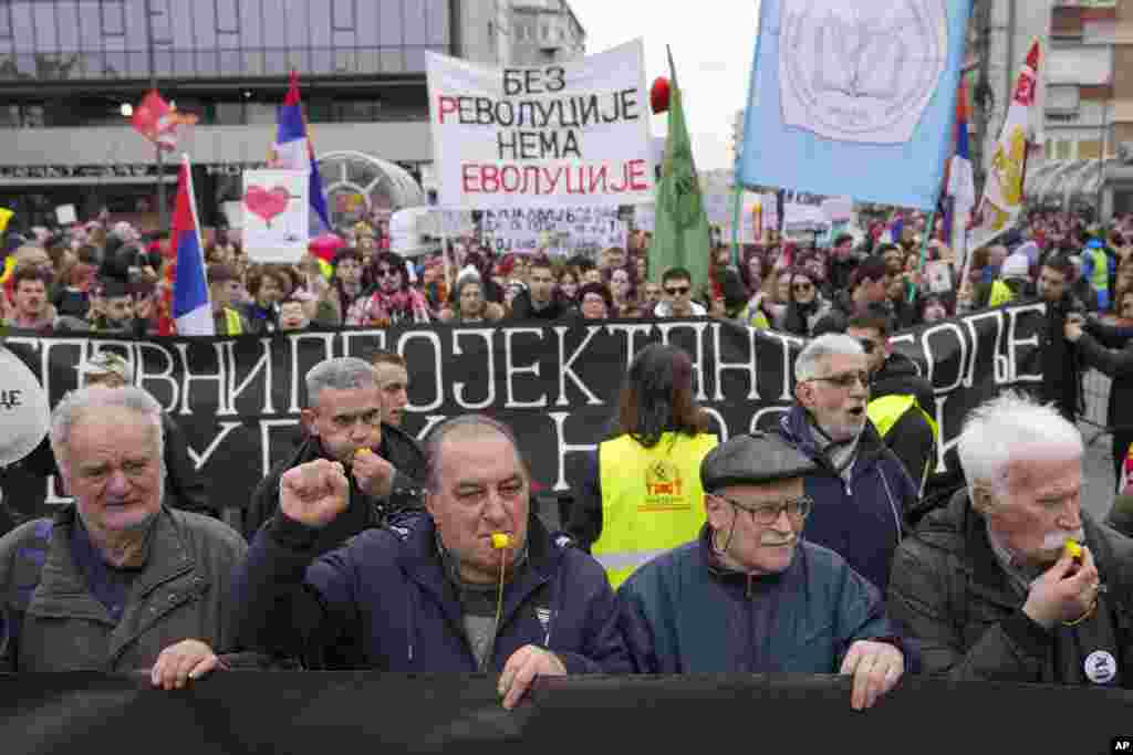 Protest podržavaju sve starosne strukture&nbsp;&nbsp;(AP Photo/Darko Vojinovic)