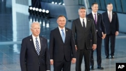 조 바이든(왼쪽) 미국 대통령이 지난해 6월 벨기에 브뤼셀에 있는 북대서양조약기구(NATO·나토) 본부에서 회원국 정상들과 기념촬영하고 있다. 바이든 대통령 오른쪽이 안제이 두다 폴란드 대통령. (자료사진)
