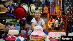 Seorang penjual menawarkan cidera mata di pasar Amphawa di provinsi Samut Songkhram,Thailand (Foto: dok).