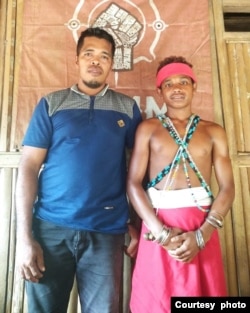 Tokoh masyarakat Hualu, Samuel (kiri) bersama sepupunya yang akan mengikuti prosesi cidaku. (foto: Samuel)