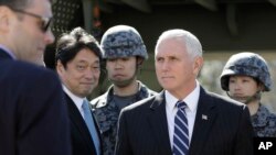 Wakil Presiden AS Mike Pence setelah memeriksa sistem pencegat misil PAC-3 bersama Menteri Pertahanan Jepang Itsunori Onodera (kedua dari kiri), di Kementerian Pertahanan Jepang, di Tokyo, Rabu, 7 Februari 2018.