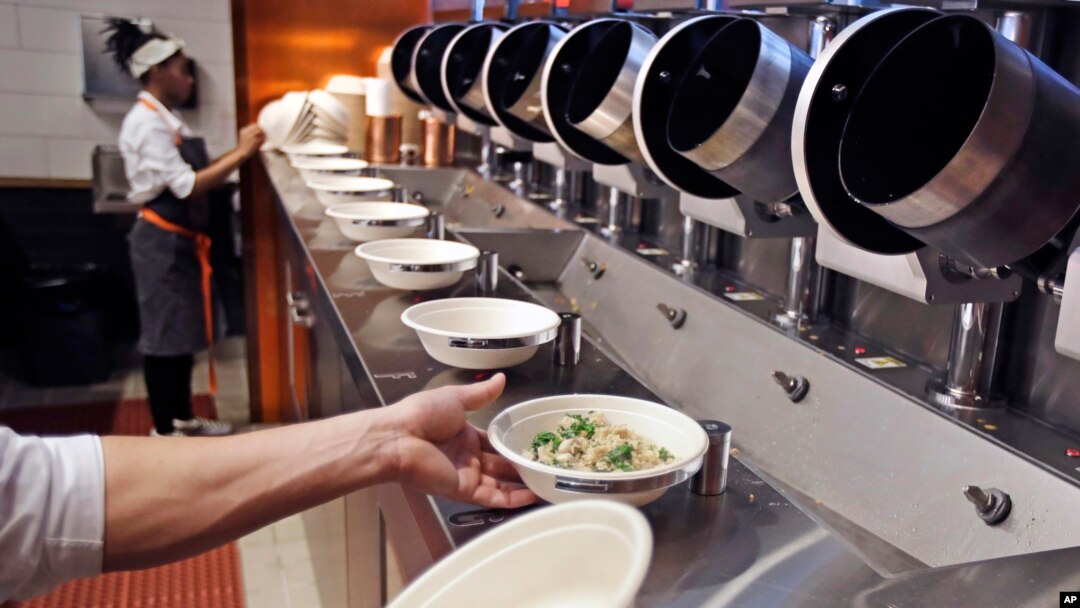 ARCHIVO- El restaurante Spyce, en Boston, Massachusetts, utiliza un proceso de cocina robótica. 3-5-18. AP Photo/Charles Krupa.