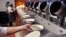 ARCHIVO- El restaurante Spyce, en Boston, Massachusetts, utiliza un proceso de cocina robótica. 3-5-18. AP Photo/Charles Krupa.