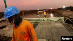 Para pekerja di proyek konstruksi jalan tol Balikpapan-Samarinda di Kecamatan Samboja, Kabupaten Kutai Kertanegara, Kalimantan Timur, 29 Agustus 2019. (Foto: Reuters)