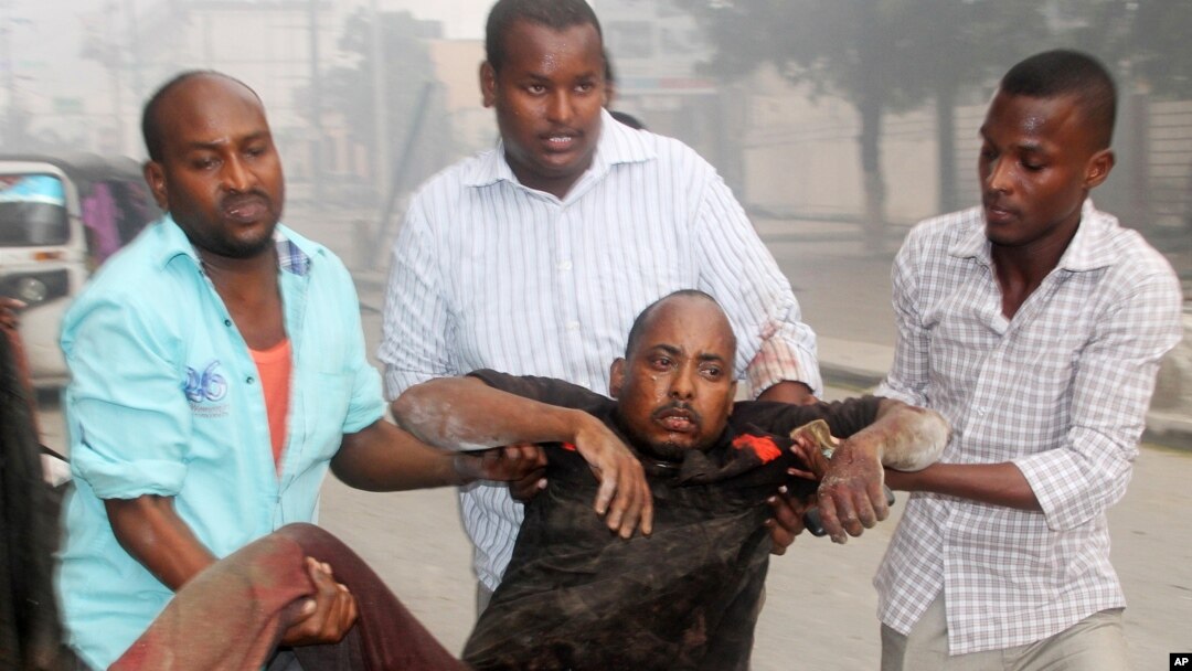Người bị thương trong vụ tấn công khách sạn ở Mogadishu được đưa khỏi hiện trường hôm 25/6. 