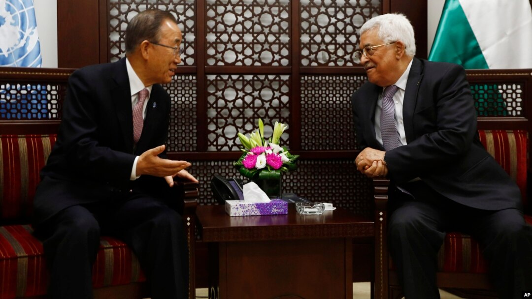 Sekjen PBB, Ban Ki-moon (kiri) bertemu Presiden Palestina Mahmoud Abbas di kota Ramallah, Tepi Barat hari Rabu (21/10).