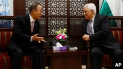 Sekjen PBB, Ban Ki-moon (kiri) bertemu Presiden Palestina Mahmoud Abbas di kota Ramallah, Tepi Barat hari Rabu (21/10).