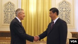 El senador Harry Reid, se saluda con el vicepresidente chino Xi Jinping en Beijing, China.