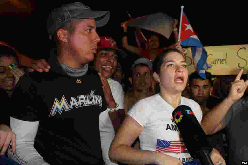 Los j&#243;venes, al ritmo de nuevos temas musicales que piden libertad, se concentraron en la Calle 8 en Miami, Florida, en apoyo a las protestas sucedidas el domingo 11 de julio de 2021. Foto: Luis F. Rojas, VOA.