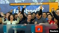 Mark Zuckerberg de Facebook (au c.) ouvre les opérations de la Nasdaq, le 18 mai 2012