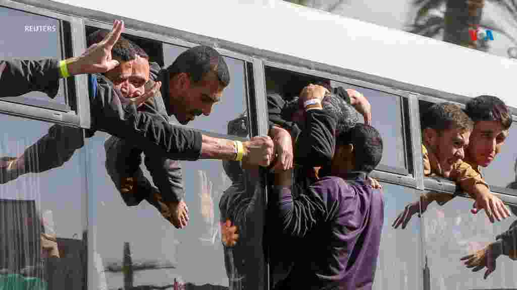 Un hombre sube a un autobús para saludar a los prisioneros palestinos liberados por Israel.