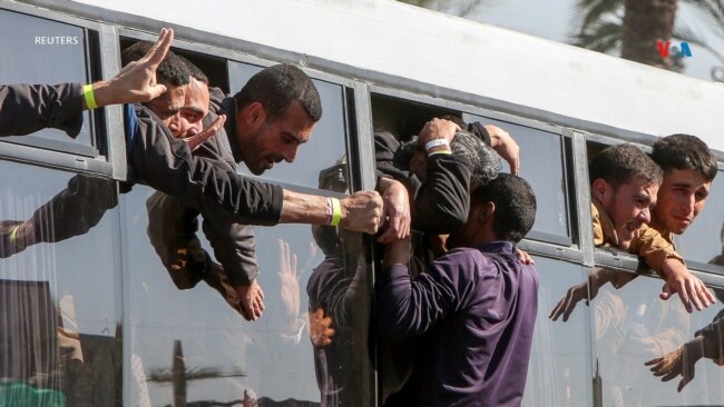 Un hombre sube a un autobús para saludar a los prisioneros palestinos liberados por Israel.