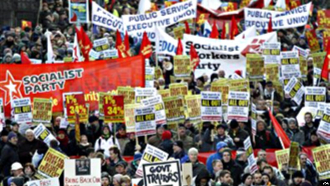 Aksi protes puluhan ribu warga Irlandia di Dublin hari ini, Sabtu 27 November 2010.