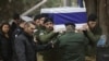 سربازان اسرائیلی تابوت یک هم‌رزم خود به نام هادر کاپلوک را در مراسم تشییع جنازه او در آرامستان کوه هرتزل در اورشلیم درروز سه‌شنبه ۳ بهمن حمل می‌کنند. او روز دوشنبه کشته شد.