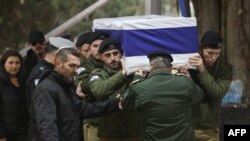23일 이스라엘군 장병들이 전날 숨진 전우의 관을 예루살렘에서 운구하고 있다.