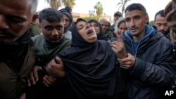 Una mujer reacciona durante el funeral por cinco periodistas palestinos muertos en un ataque aéreo israelí en Gaza, en el hospital Al-Aqsa, en Deir al-Balah, el 26 de diciembre de 2024. 