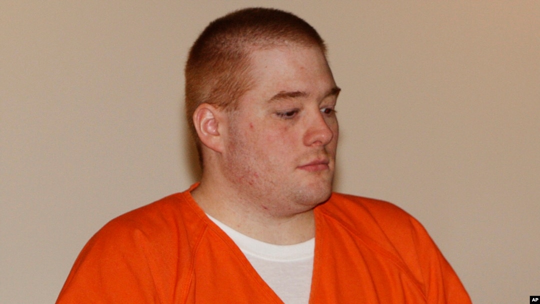 ARCHIVO - Kevin Ray Underwood llega a la sala del tribunal para su sentencia formal en Purcell, Oklahoma, el 3 de abril de 2008. 