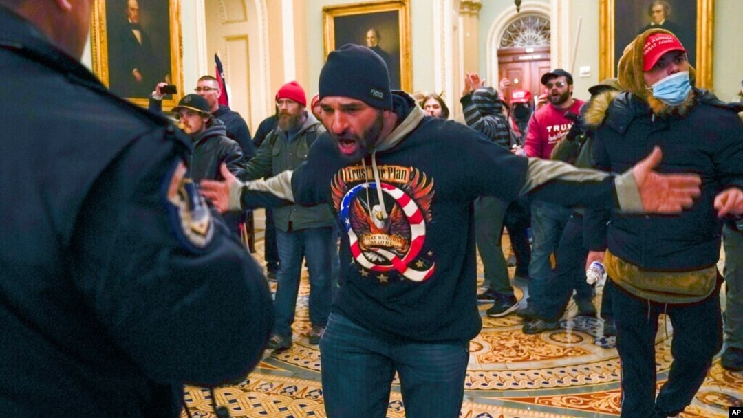 Douglas Jensen u majici sa QAnon simbolima tokom u napada Capitol, 6. januar 2021. 