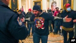 Douglas Jensen u majici sa QAnon simbolima tokom u napada Capitol, 6. januar 2021. 