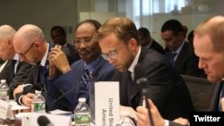 Le ministre somalien des Finances, Abdirahman Duale Beileh (au centre), participe à une réunion FMI et de la Banque mondiale à Washington. (Twitter - @DrBeileh)