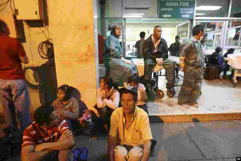 Relatives of prisoners injured in a fire at a prison in Comayagua, Honduras, wait outside Escuela hospital in Tegucigalpa February 15, 2012. (REUTERS)