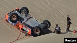 El piloto y su navegante, el también estadounidense Kellon Walsh, perdieron bastante tiempo para equilibrar el vehículo y reiniciar la marcha.
