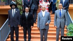 Avant l'ouverture du sommet de la CIRGL, (de g. à dr.), les présidents Salvar Kiir du Soudan du sud, Joseph Kabila de la RDC, Yoweri Museveni de l'Ouganda et Paul Kagame du Rwanda (5 sept. 2013)