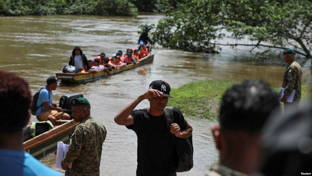 ARCHIVO: Personas llegan a la Estación de Recepción de Migrantes, durante una visita del presidente electo de Panamá, Juan Raúl Mulino (no en la foto), en Lajas Blancas, provincia de Darién, Panamá, el 28 de junio de 2024.