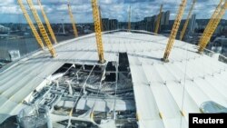 18 Şubat 2022 - Başta İngiltere olmak üzere Avrupa'nın çeşitli yerlerini vuran Eunice Fırtınası'nda Londra'daki O2 Arena'nın çatısında hasar bıraktı