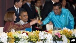 U.S. President Barack Obama watches as Cambodia's Prime Minister Hun Sen, right, and Australian Prime Minister Julia Gillard toast, East Asia Summit Dinner, Phnom Penh, Nov. 19, 2012.