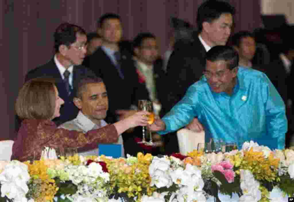 Barack Obama memperhatikan Perdana Menteri Kamboja Hun Sen dan Perdana Menteri Australia Julia Gillard bersulang dalam makan malam di Phnom Penh (19/11).