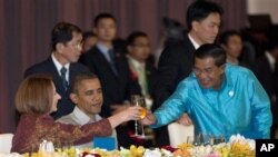  Prezidan Obama nan mitan Premye Minis kanbodyen an, Hun Sen (adwat) ak Premye Minis Ostrali a, Julia Gillard - Dine nan okazyon rankont peyi manm Asosyasyon Sidès Azyatk la (19 nov. 2012).