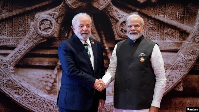 El Primer Ministro indio, Narendra Modi, (i) y el presidente de Brasil, Luiz Inácio Lula da Silva, se saludan en el centro de convenciones Bharat Mandapam para la Cumbre del G20 en Nueva Delhi, India, el sábado 9 de septiembre de 2023. Evan Vucci/vía REUTERS