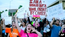 Para pendukung hak-hak aborsi melakukan aksi protes di Phoenix, Arizona (foto: dok). 