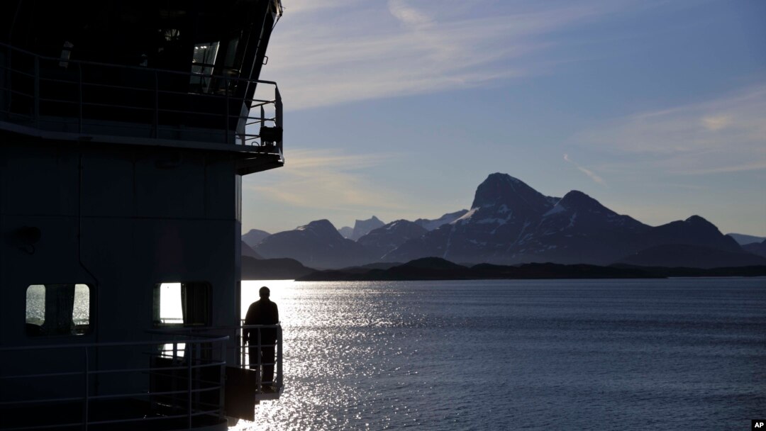 Seorang awak kapal di anjungan kapal pemecah es Finlandia, MSV Nordica, saat tiba di Nuuk, Greenland setelah melintasi Northwest Passage melalui Kepulauan Arktika Kanada, 29 Juli 2017.

