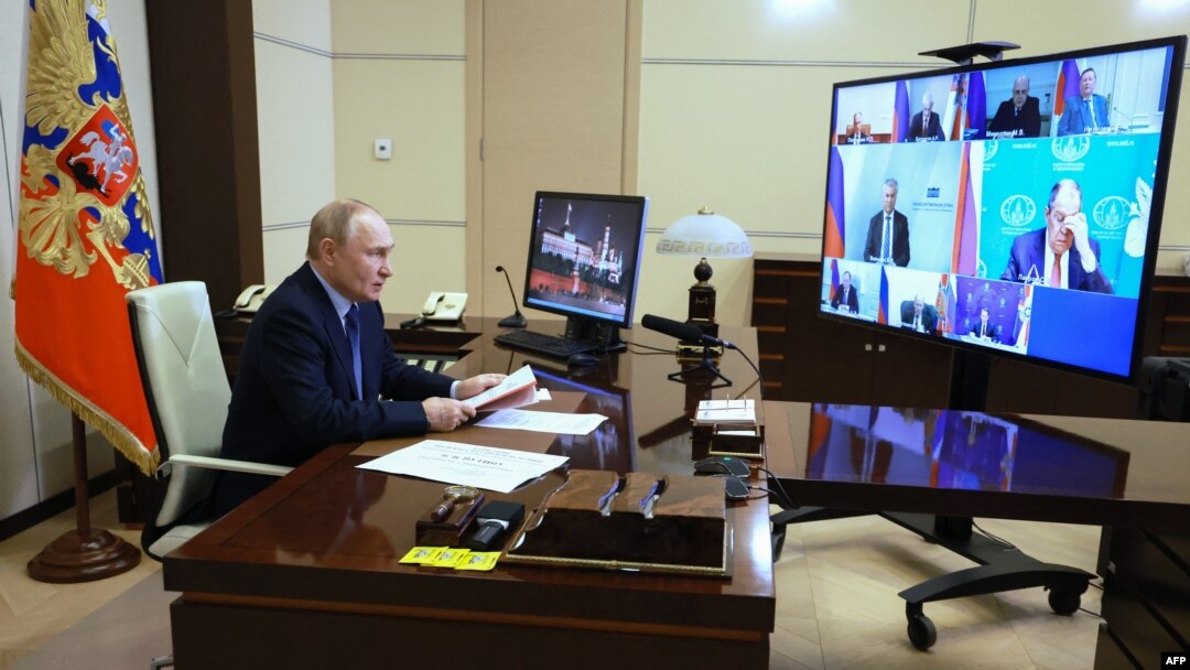 Ảnh do hãng tin nhà nước Nga Sputnik công bố cho thấy Tổng thống Nga Vladimir Putin chủ trì một cuộc họp của Hội đồng An ninh qua đường truyền video tại tư dinh ở Novo-Ogaryovo bên ngoài Moscow vào ngày 28 tháng 6 năm 2024. (Ảnh: Vyacheslav Prokofyev)
