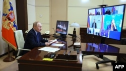 Ảnh do hãng tin nhà nước Nga Sputnik công bố cho thấy Tổng thống Nga Vladimir Putin chủ trì một cuộc họp của Hội đồng An ninh qua đường truyền video tại tư dinh ở Novo-Ogaryovo bên ngoài Moscow vào ngày 28 tháng 6 năm 2024. (Ảnh: Vyacheslav Prokofyev)
