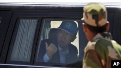 Sekretaris Jenderal PBB Ban Ki-moon tiba di kamp pengunsi Smara dekat Tindouf, Aljazair (5/3). (AP/Toufik Doudou)