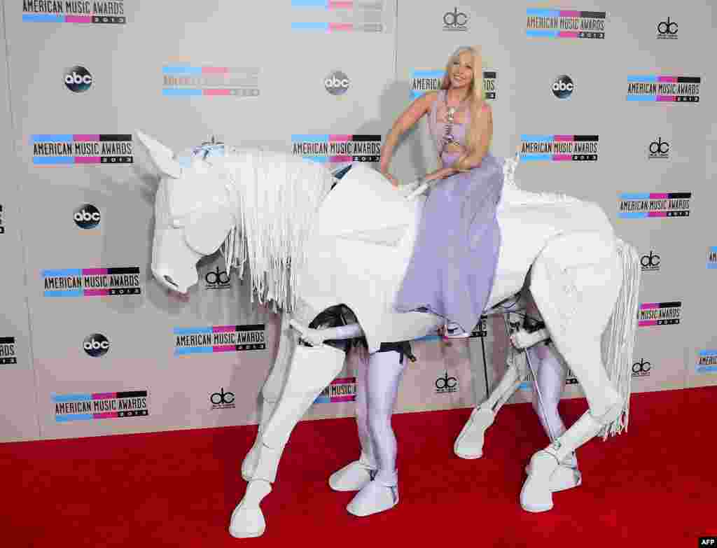 Penyanyi Lady Gaga saat tiba di acara American Music Awards di Nokia Theater, Los Angeles, California. 