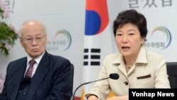 13일 한국 대통령직인수위원회에서 열린 외교국방통일분과 국정과제토론회에서 모두발언을 하는 박근혜 한국 대통령 당선인(오른쪽).