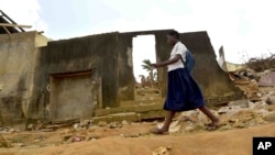 On February 28, 2024, in the Gesco neighborhood of Abidjan, Côte d'Ivoire, a female student walked past houses that were demolished for public health reasons.